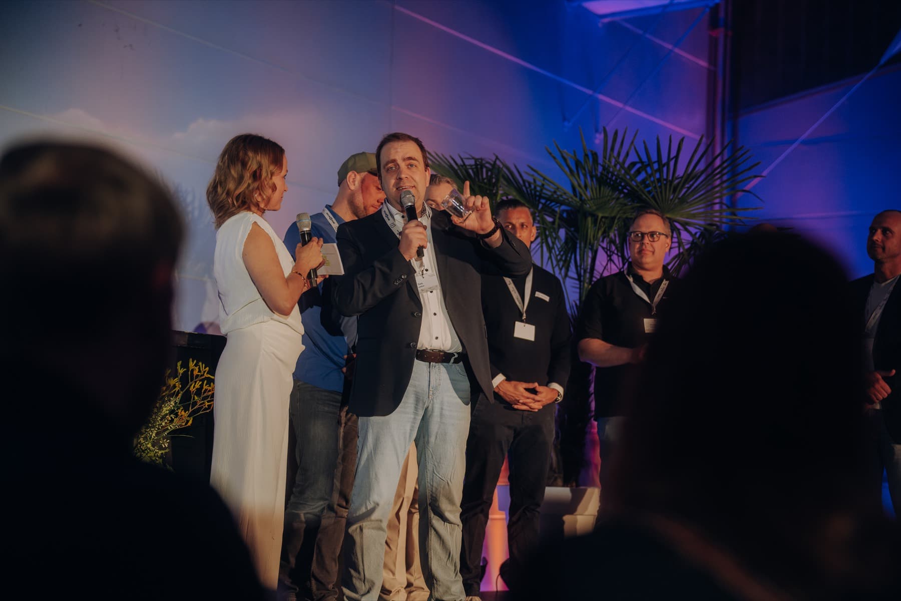 Bühnenmoment beim Abend am Strand 2026 mit Moderation, Ansprache und Gästen der Eventpartner Hamburg im Beach Hamburg