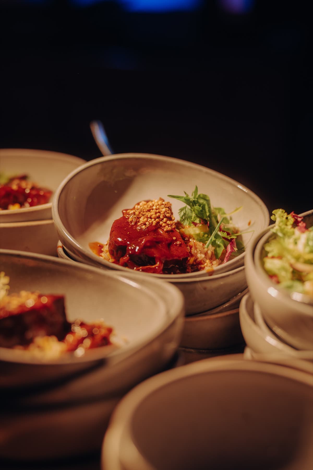 Catering beim Abend am Strand 2026 mit angerichteten Speisen als Beitrag der Kochfabrik