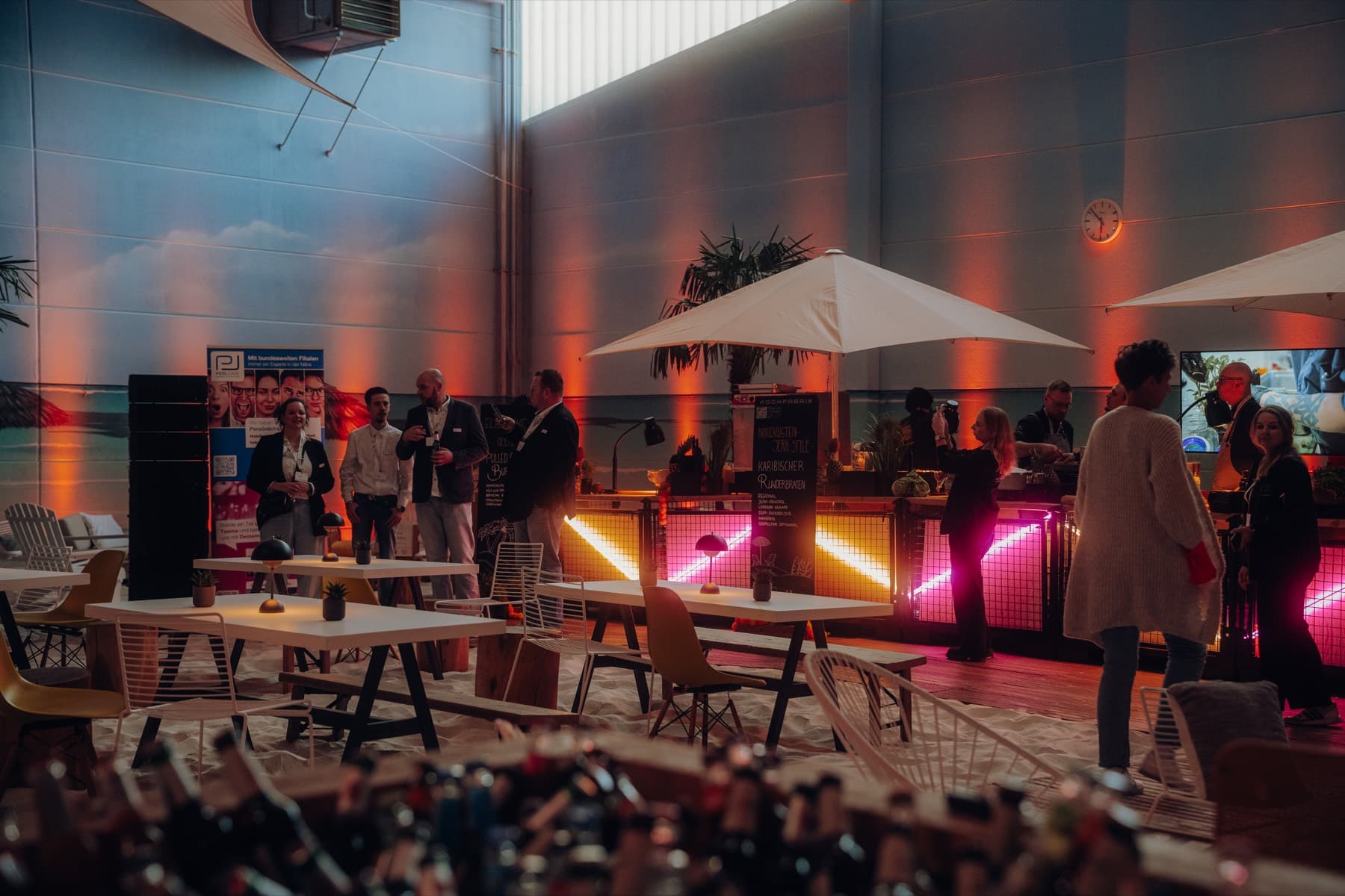 Stimmungsbild aus dem Beach Hamburg mit Indoor-Strand, Lichtstimmung und Gästen beim Abend am Strand 2026