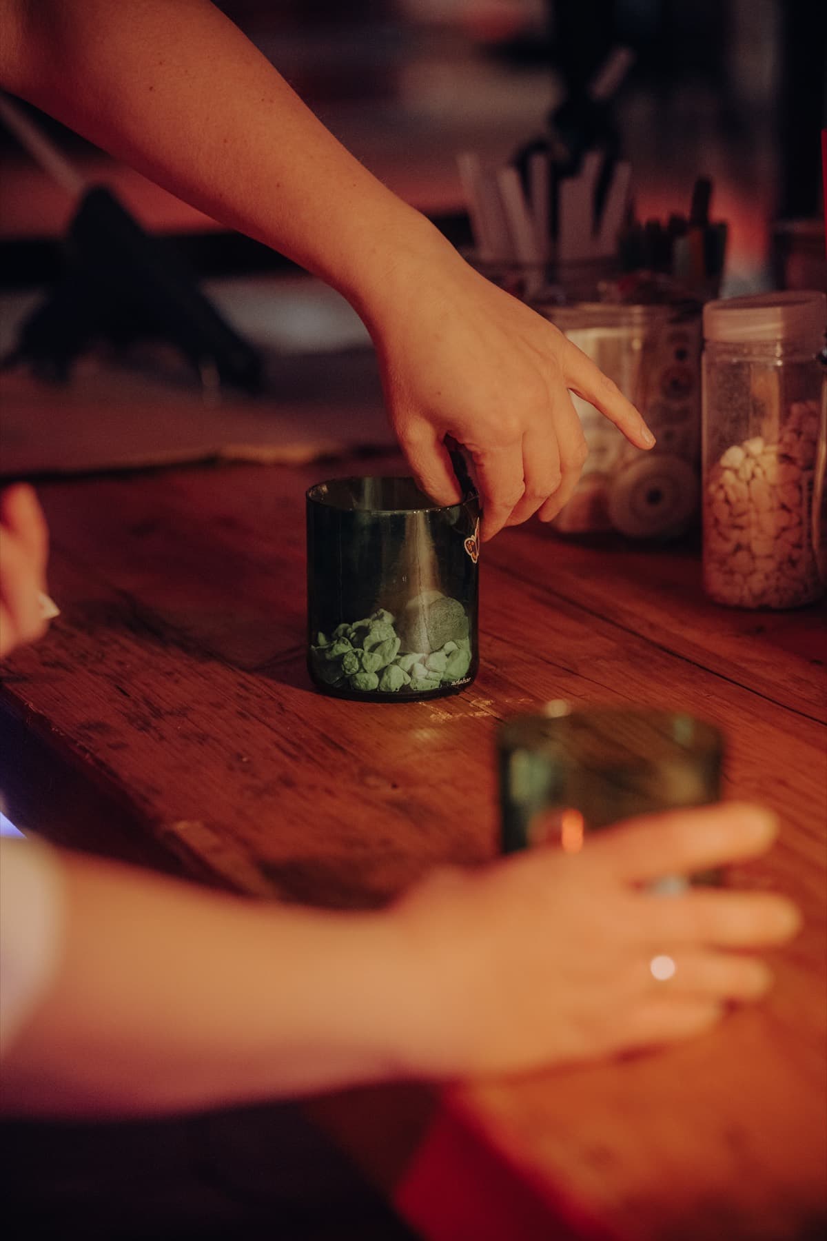 Recyceltes Glas aus Bottlefish Upcycling beim Dekorieren während der nachhaltigen Aktivierung der adebar GmbH