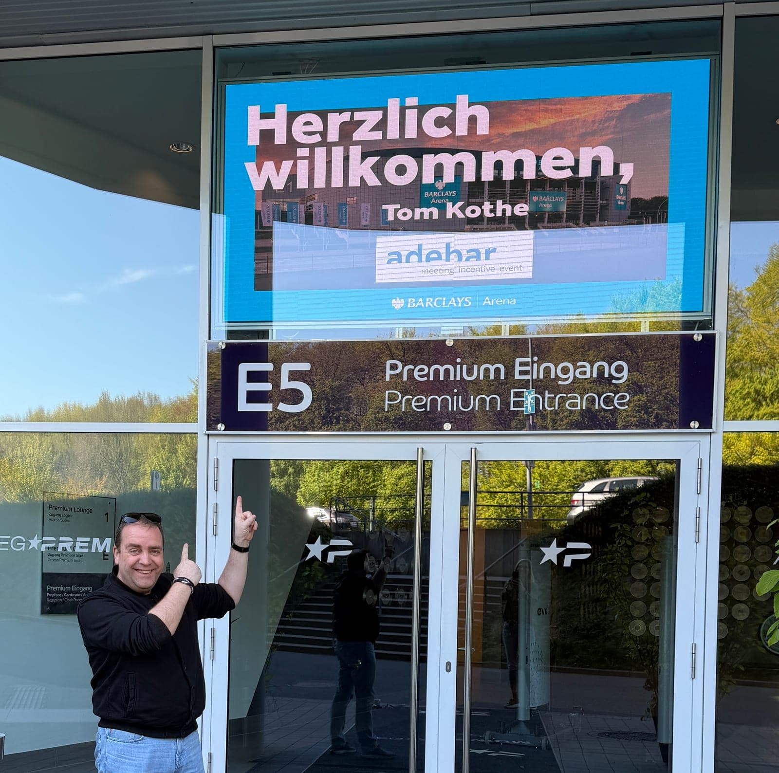 Tom Kothe vor dem Premiumeingang der Barclays Arena Hamburg